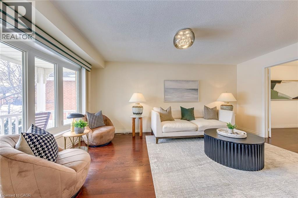 2223 Vista Drive, Burlington, ON - Indoor Photo Showing Living Room