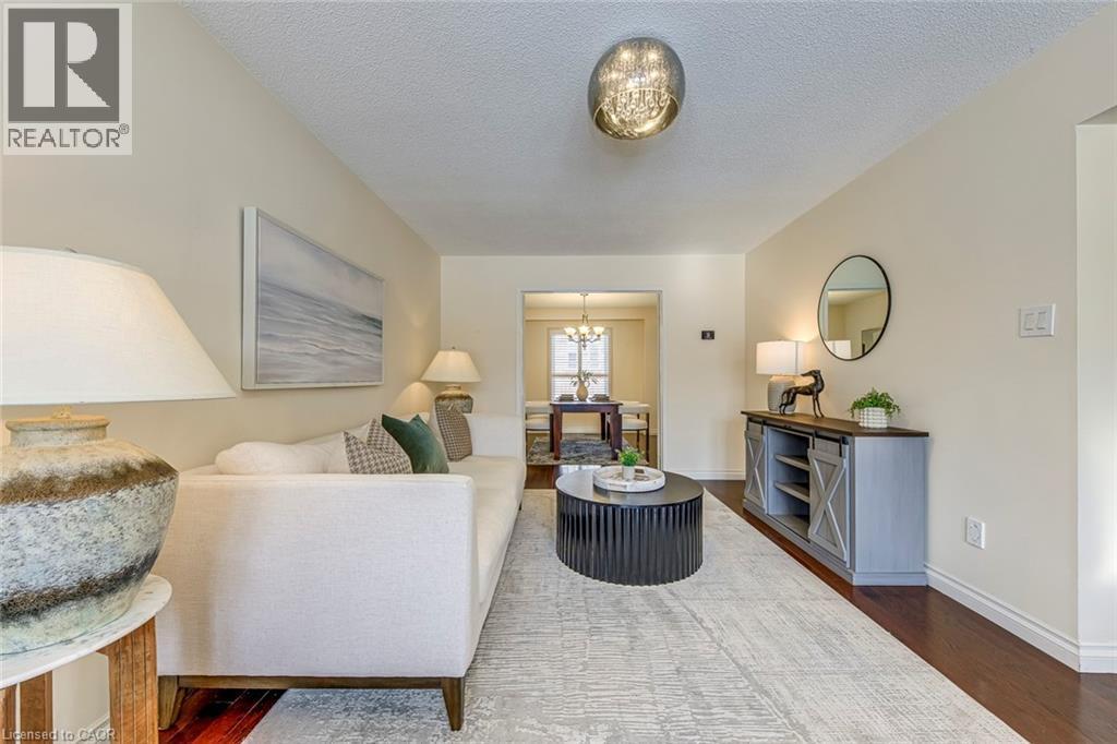 2223 Vista Drive, Burlington, ON - Indoor Photo Showing Living Room