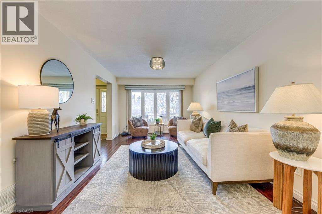 2223 Vista Drive, Burlington, ON - Indoor Photo Showing Living Room