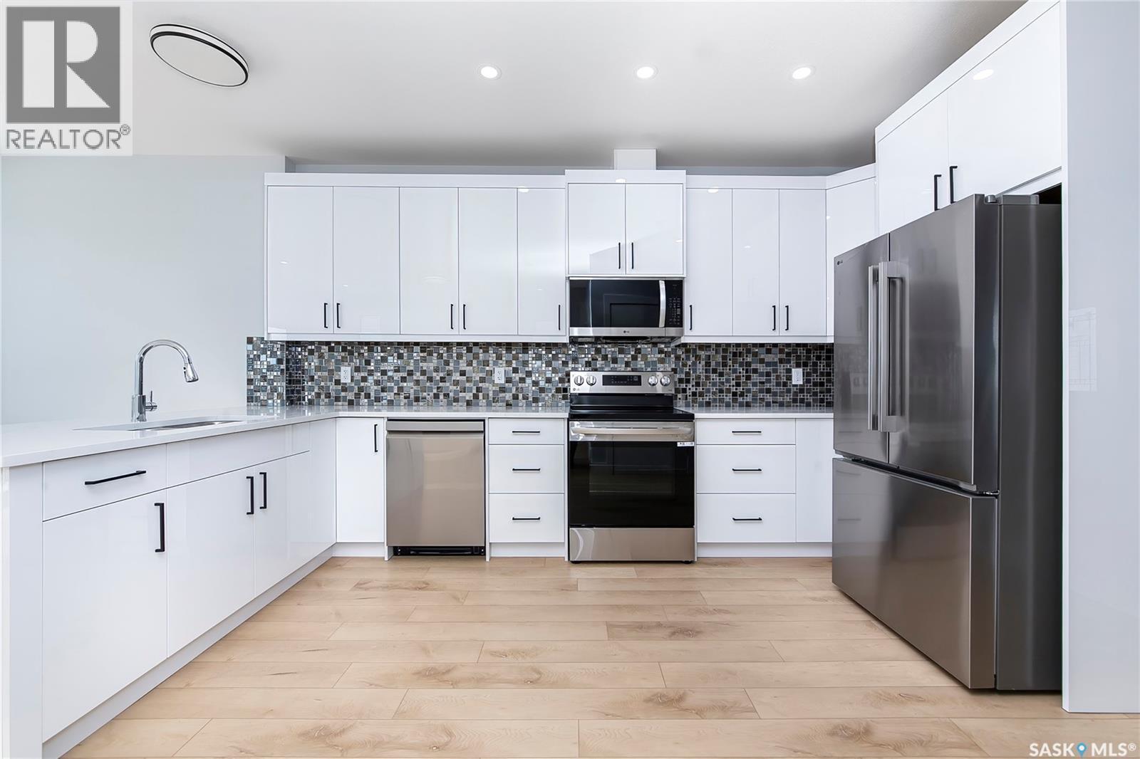 523 Sharma Crescent, Saskatoon, SK - Indoor Photo Showing Kitchen With Upgraded Kitchen