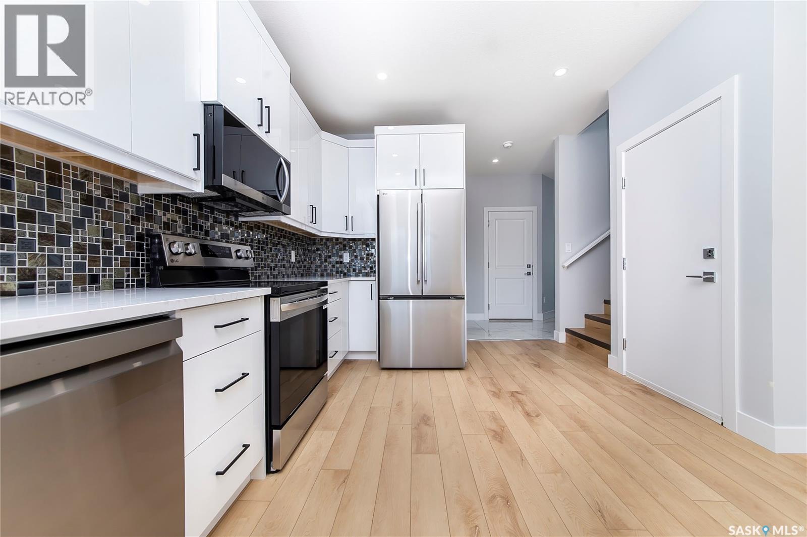 523 Sharma Crescent, Saskatoon, SK - Indoor Photo Showing Kitchen With Upgraded Kitchen