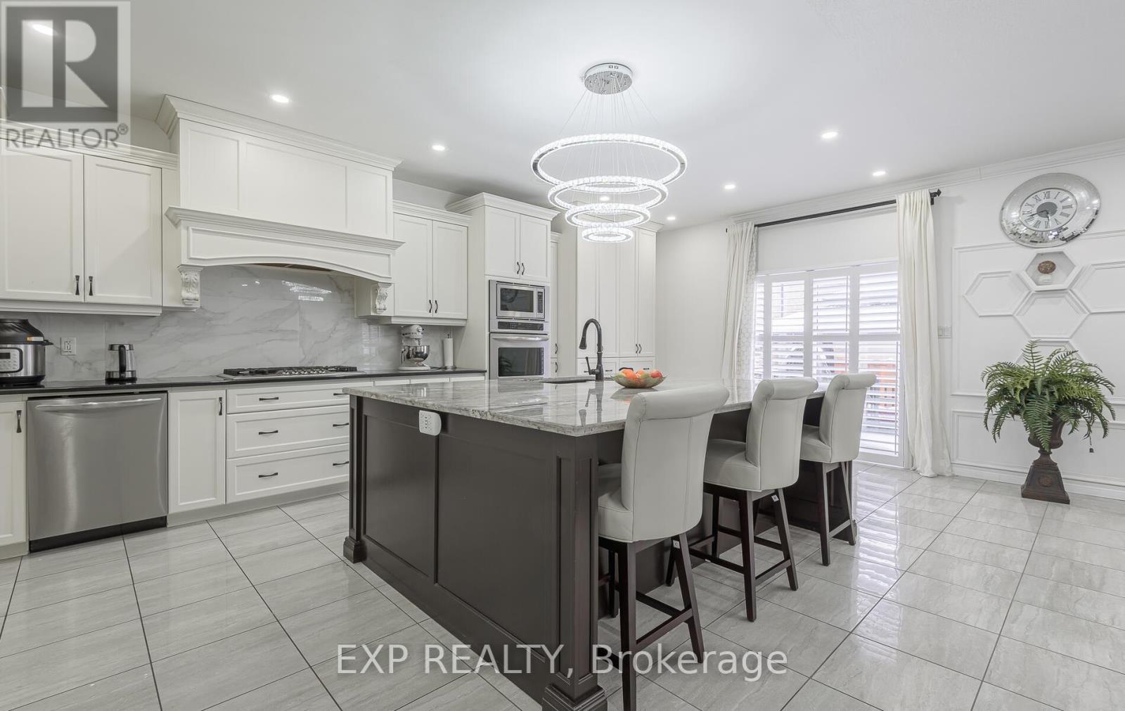 228 Greti Drive, Hamilton, ON - Indoor Photo Showing Kitchen With Upgraded Kitchen