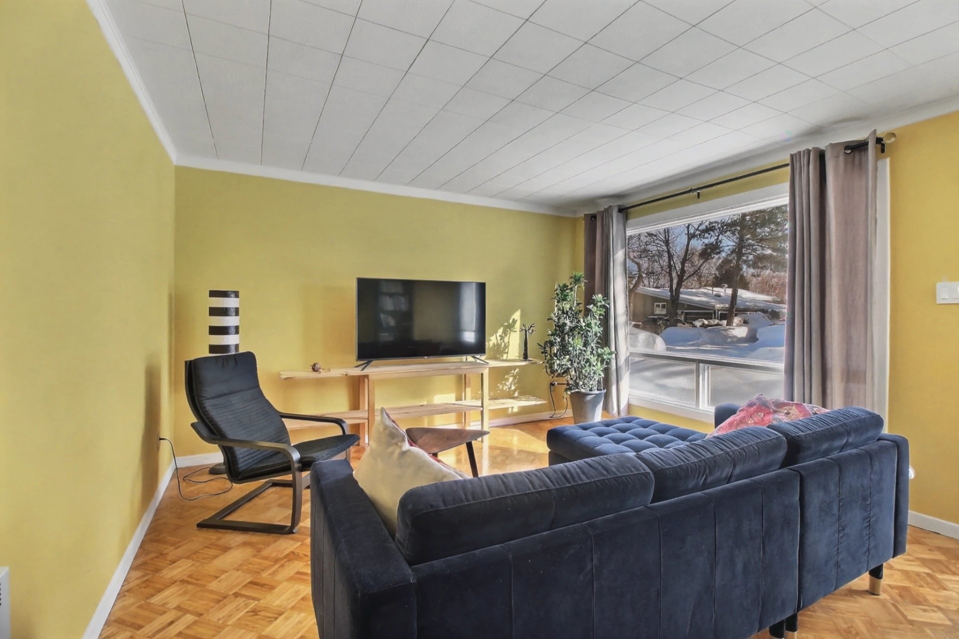 Salon - 334 Av. Dufault, Rouyn-Noranda, QC - Indoor