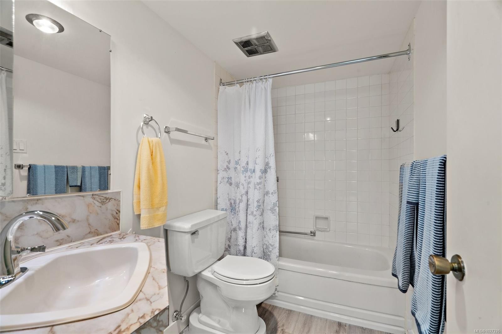 206-2050 White Birch Rd, Sidney, BC - Indoor Photo Showing Bathroom