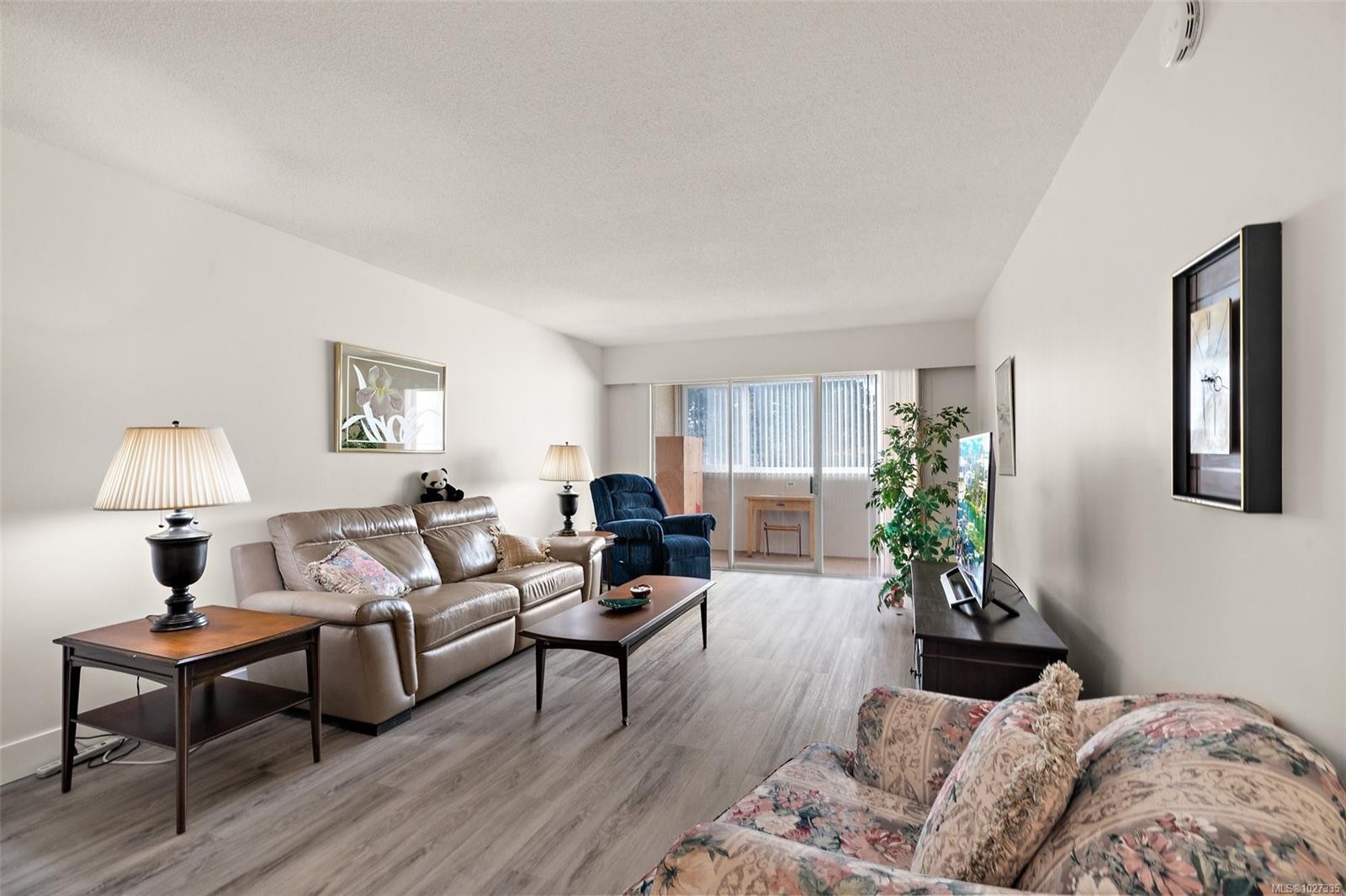 206-2050 White Birch Rd, Sidney, BC - Indoor Photo Showing Living Room