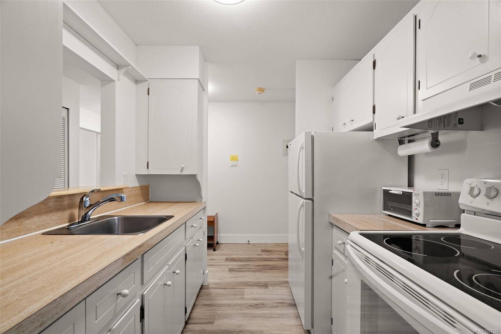 206-2050 White Birch Rd, Sidney, BC - Indoor Photo Showing Kitchen