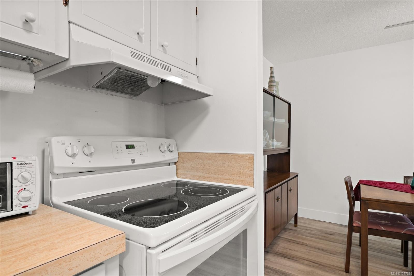 206-2050 White Birch Rd, Sidney, BC - Indoor Photo Showing Kitchen