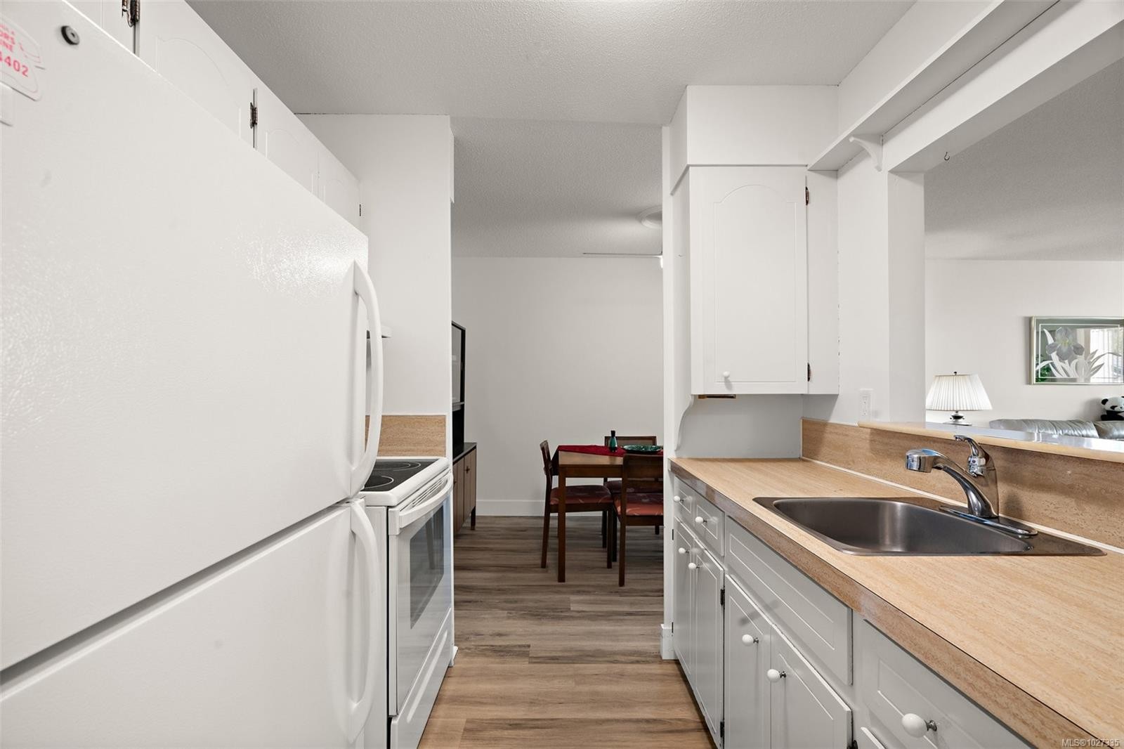 206-2050 White Birch Rd, Sidney, BC - Indoor Photo Showing Kitchen