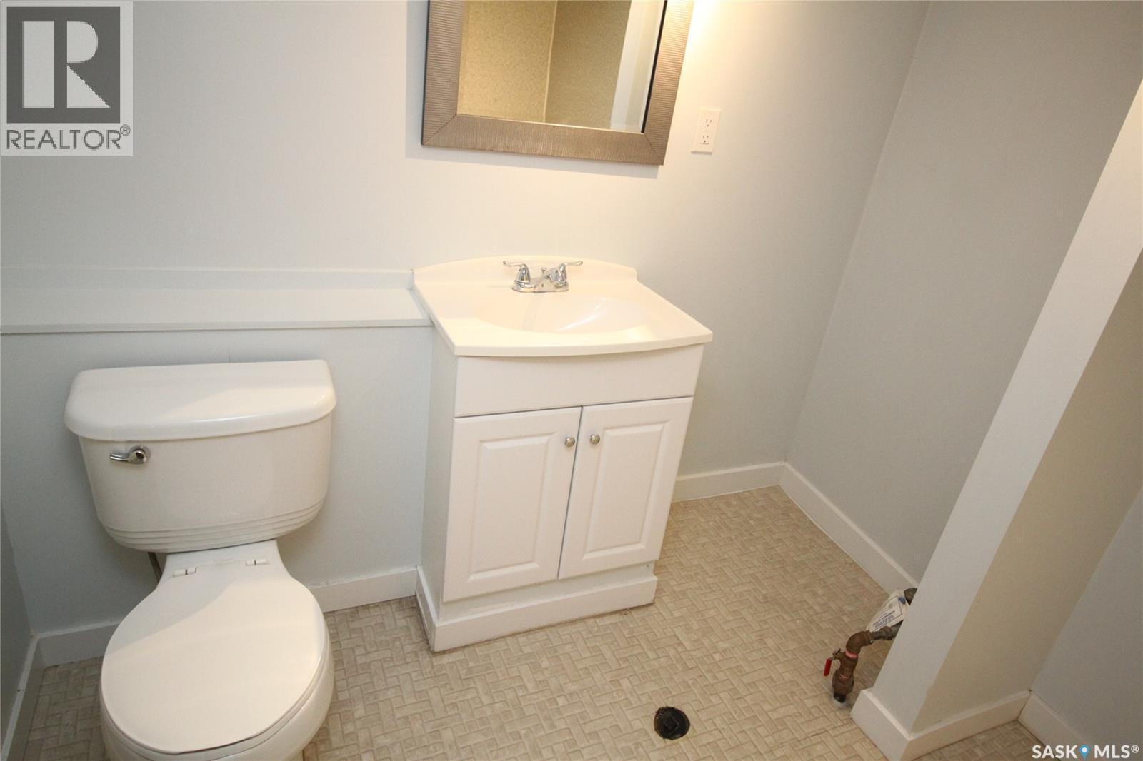 321 Bottomley Avenue N, Saskatoon, SK - Indoor Photo Showing Bathroom