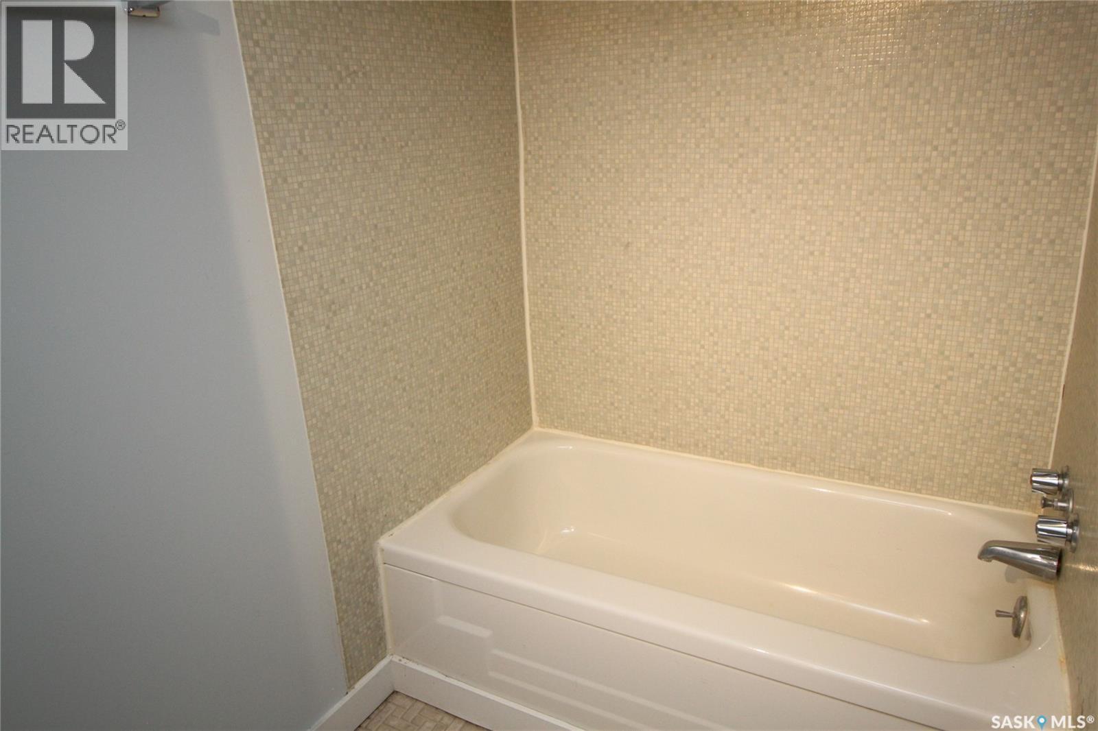 321 Bottomley Avenue N, Saskatoon, SK - Indoor Photo Showing Bathroom