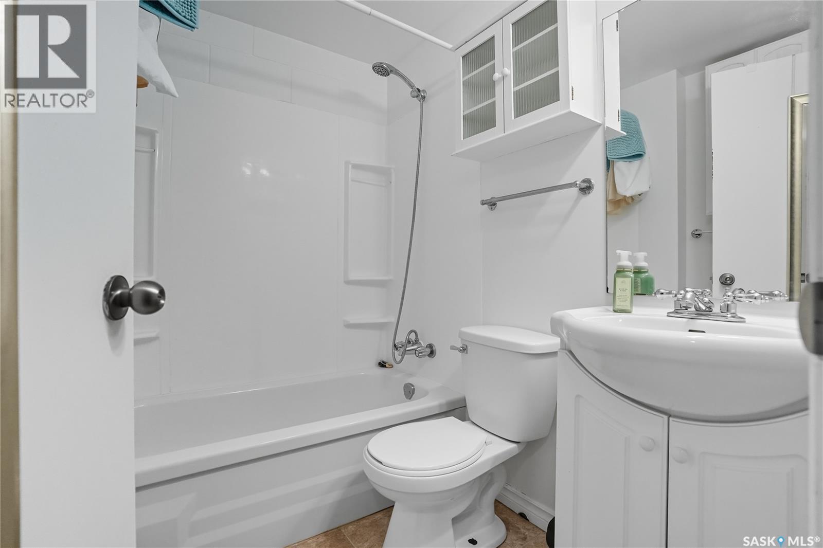 2A 833 B Avenue, Saskatoon, SK - Indoor Photo Showing Bathroom