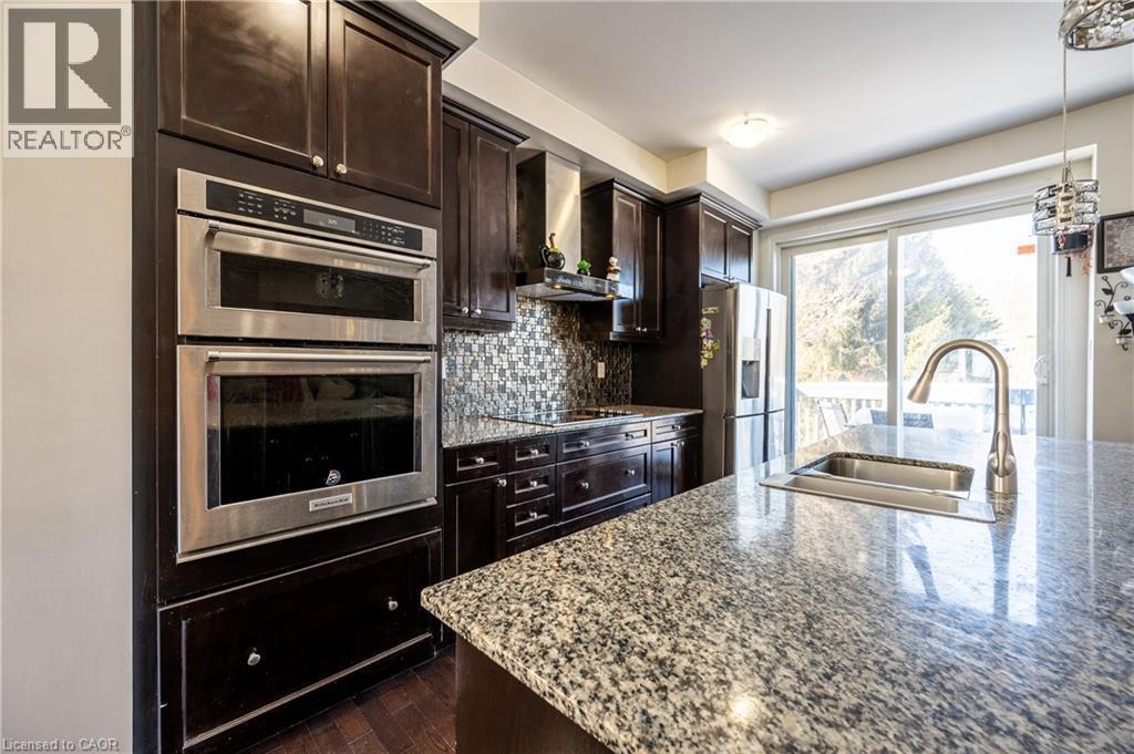 340 Shady Glen Crescent, Kitchener, ON - Indoor Photo Showing Kitchen With Double Sink With Upgraded Kitchen