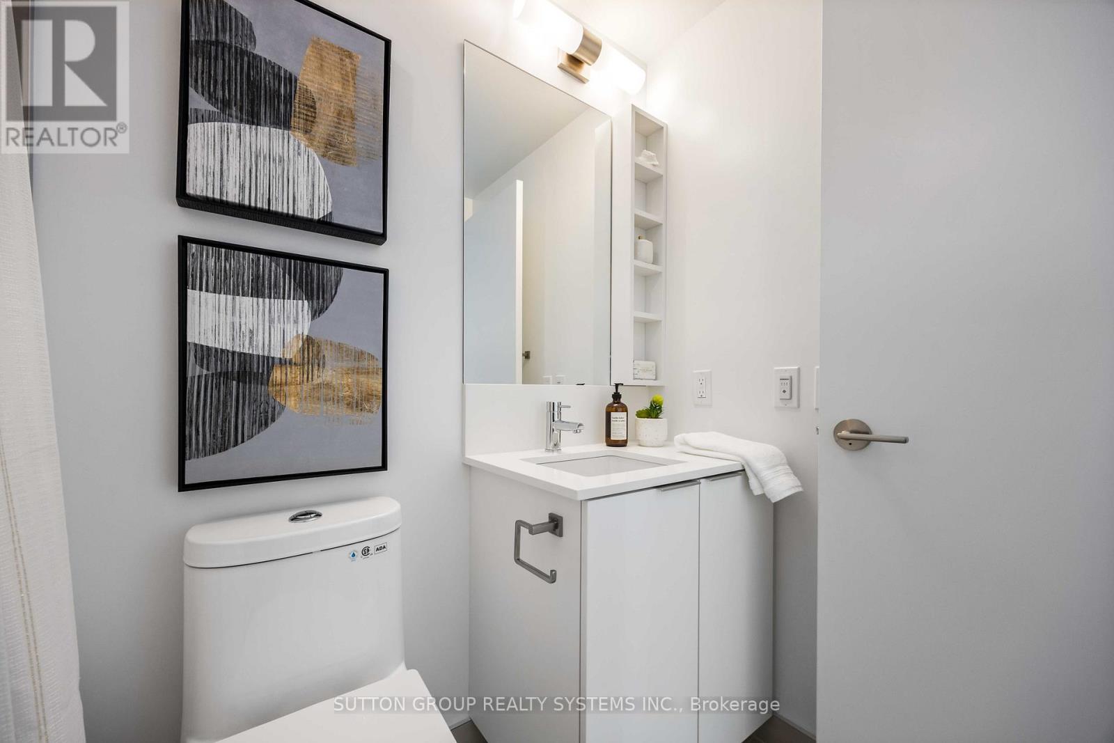 Lph05 - 8 Wellesley Street W, Toronto, ON - Indoor Photo Showing Bathroom