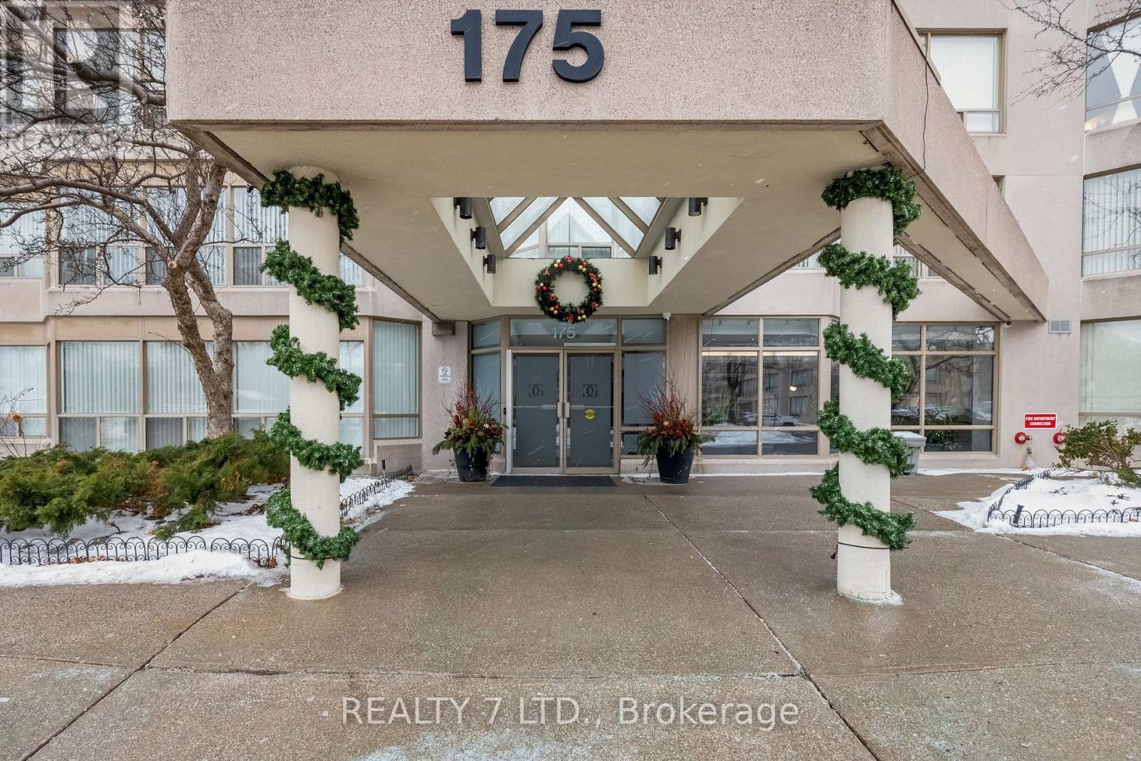303 - 175 Cedar Avenue, Richmond Hill, ON - Outdoor