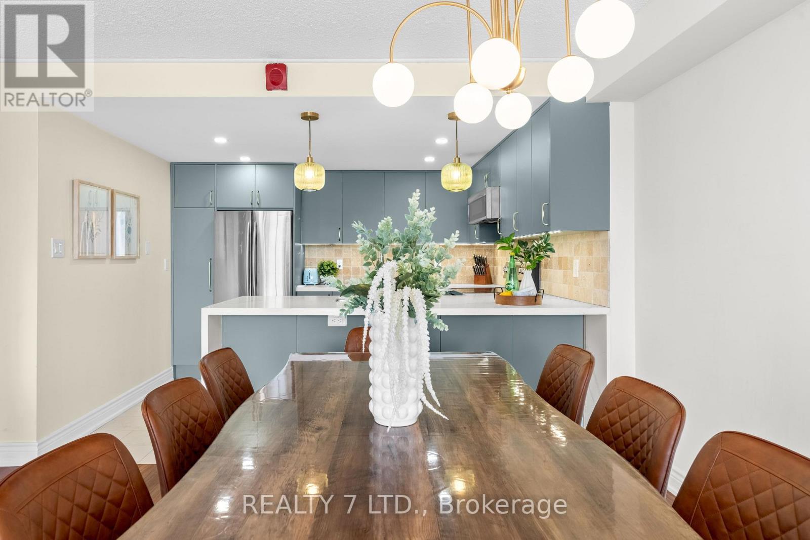 303 - 175 Cedar Avenue, Richmond Hill, ON - Indoor Photo Showing Dining Room