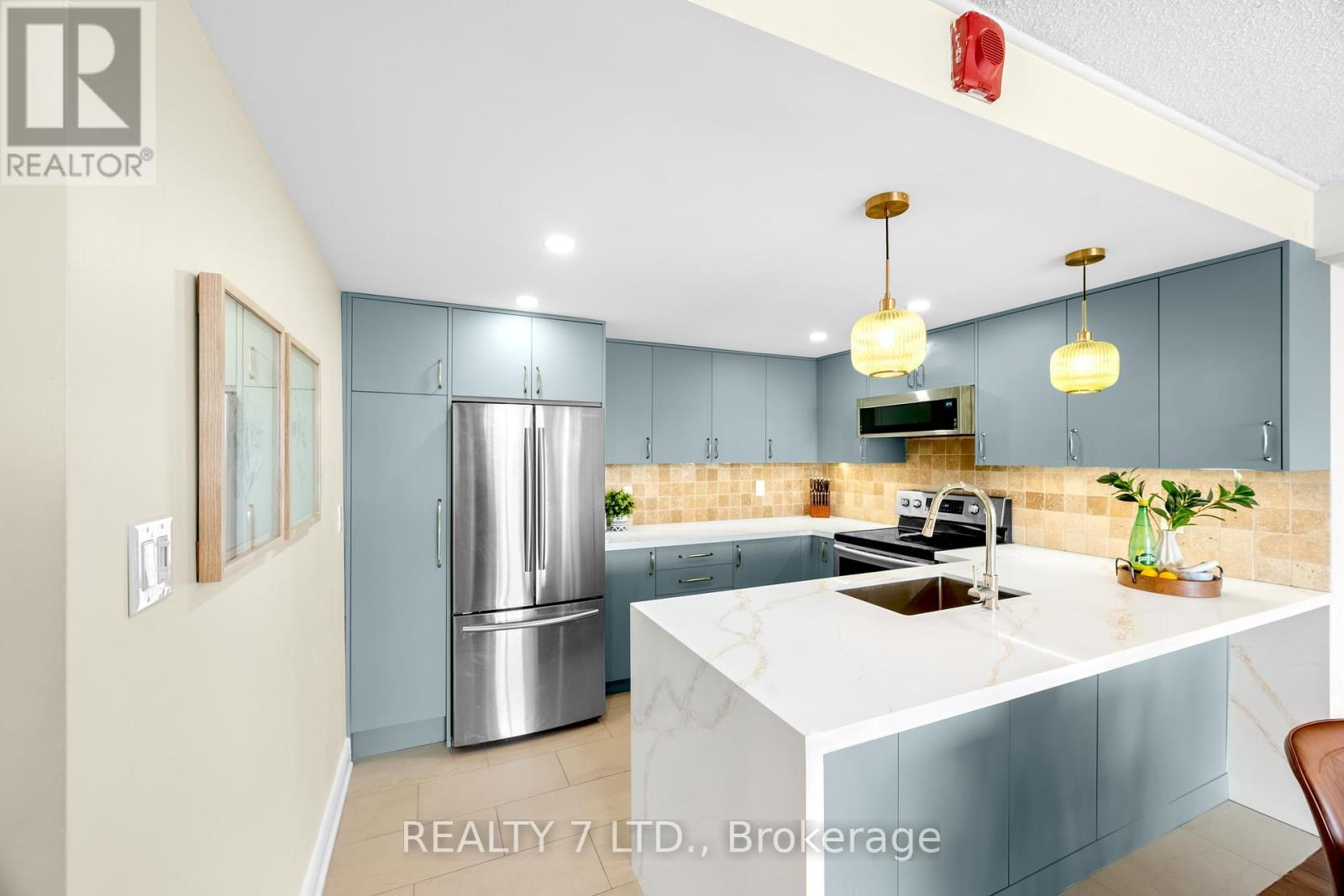 303 - 175 Cedar Avenue, Richmond Hill, ON - Indoor Photo Showing Kitchen With Upgraded Kitchen