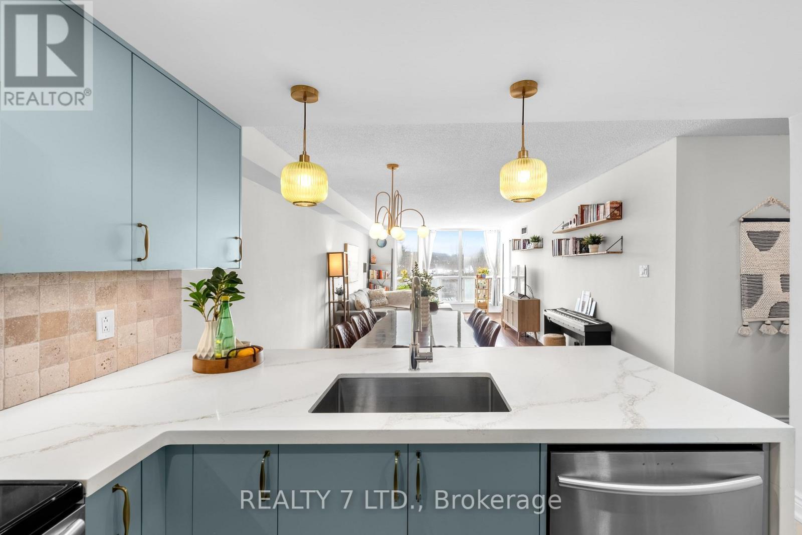303 - 175 Cedar Avenue, Richmond Hill, ON - Indoor Photo Showing Kitchen