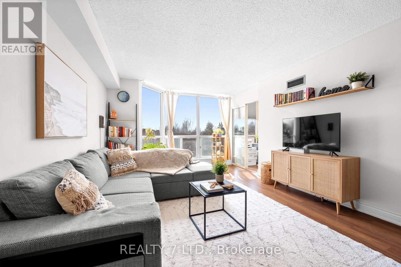 303 - 175 Cedar Avenue, Richmond Hill, ON - Indoor Photo Showing Living Room