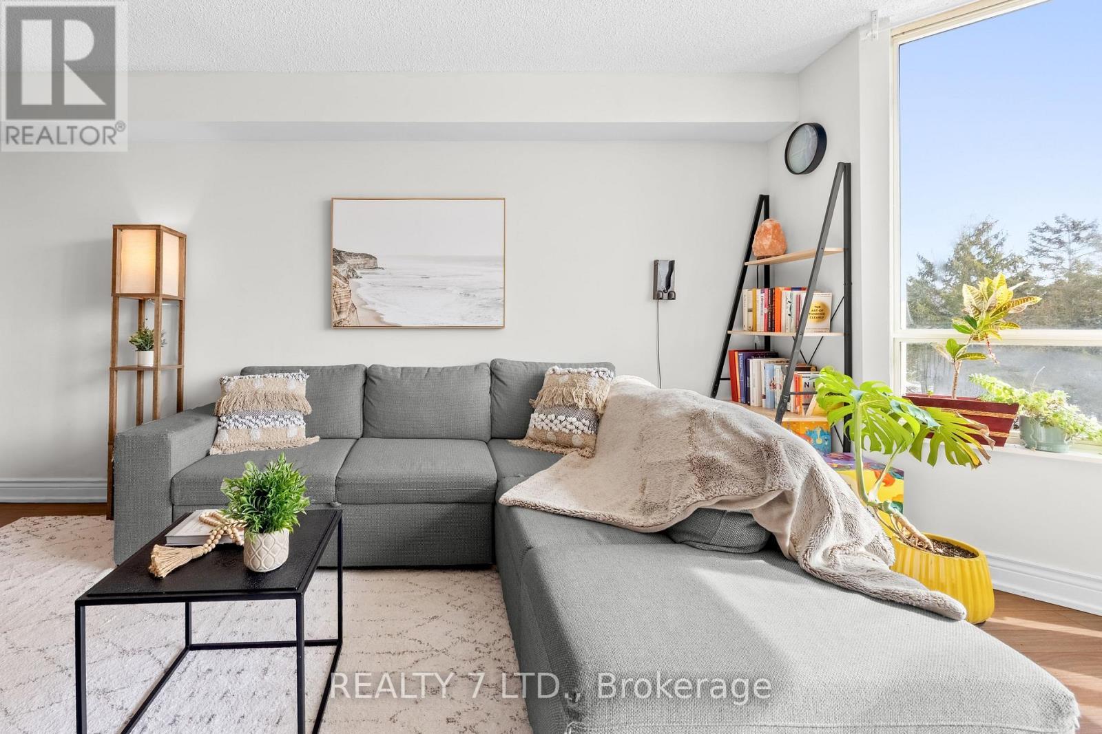 303 - 175 Cedar Avenue, Richmond Hill, ON - Indoor Photo Showing Living Room