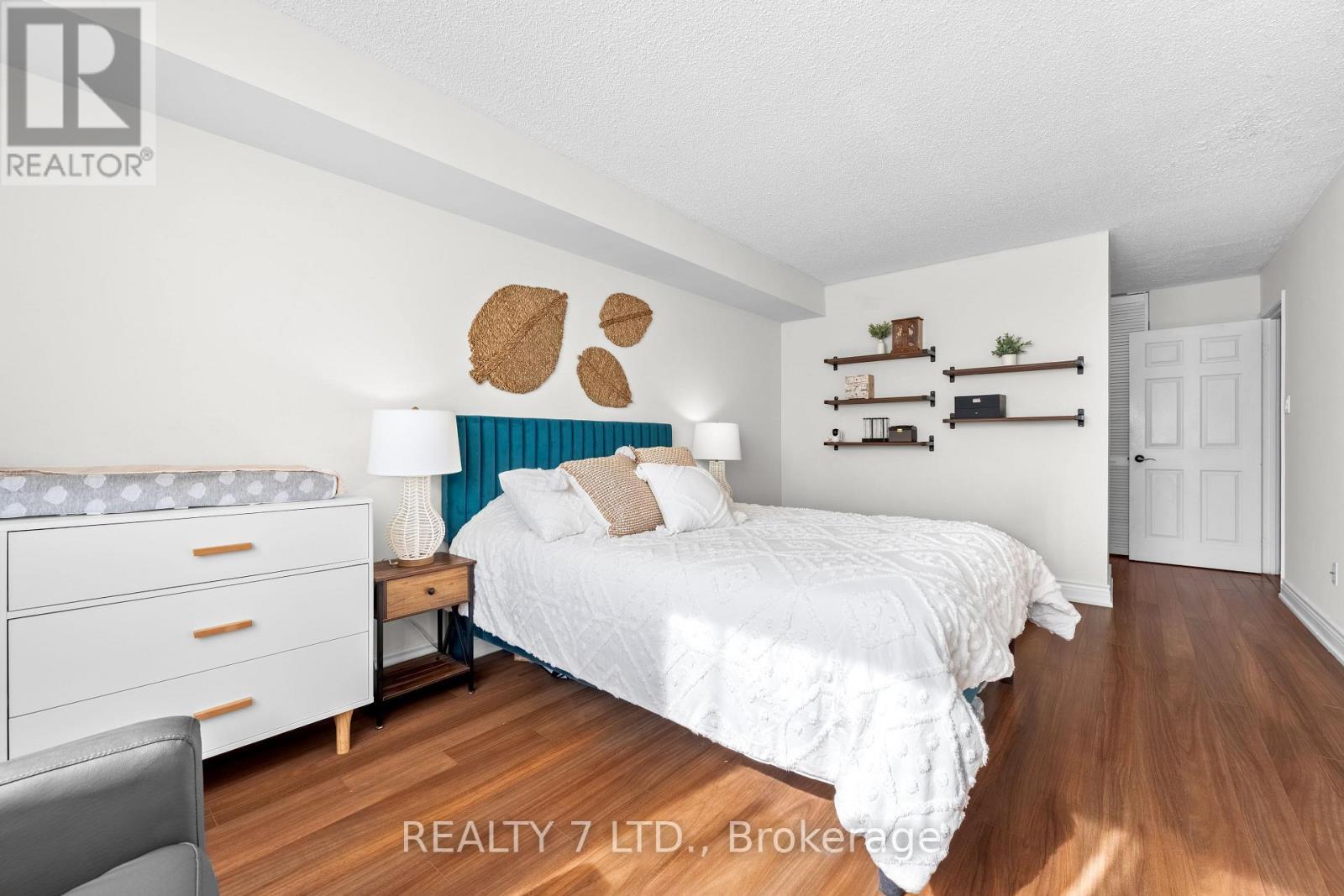 303 - 175 Cedar Avenue, Richmond Hill, ON - Indoor Photo Showing Bedroom