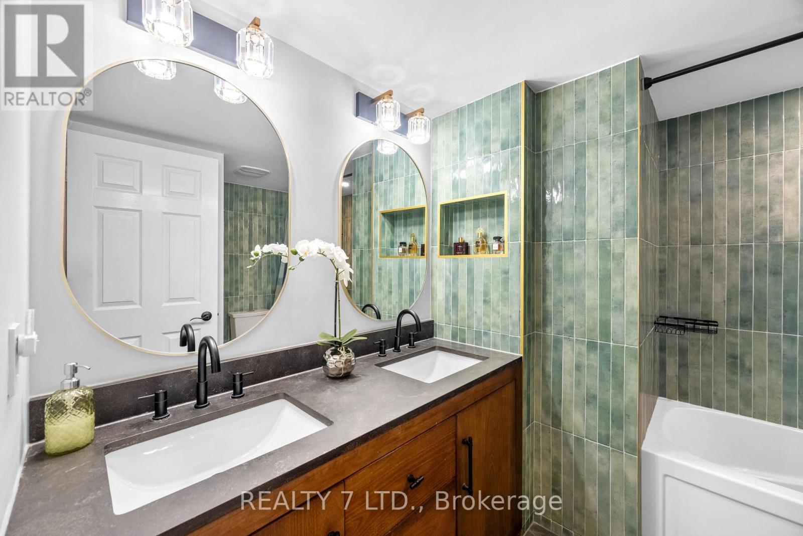 303 - 175 Cedar Avenue, Richmond Hill, ON - Indoor Photo Showing Bathroom