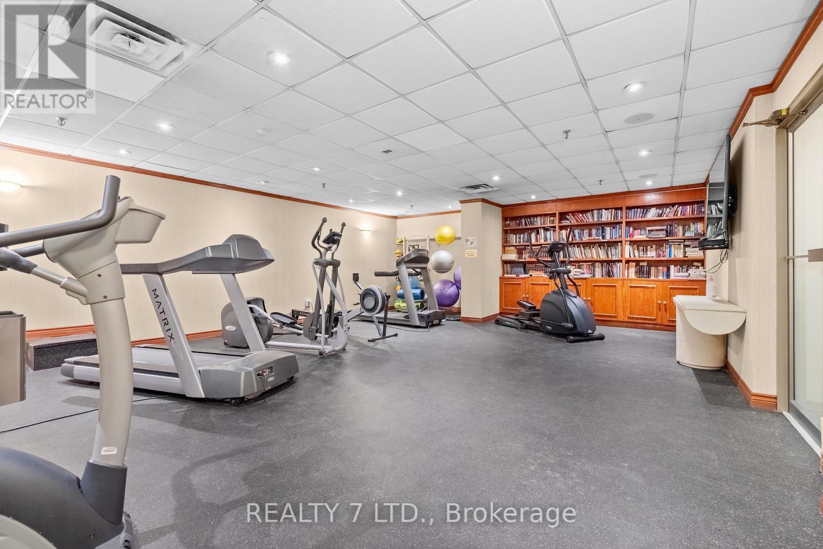 303 - 175 Cedar Avenue, Richmond Hill, ON - Indoor Photo Showing Gym Room
