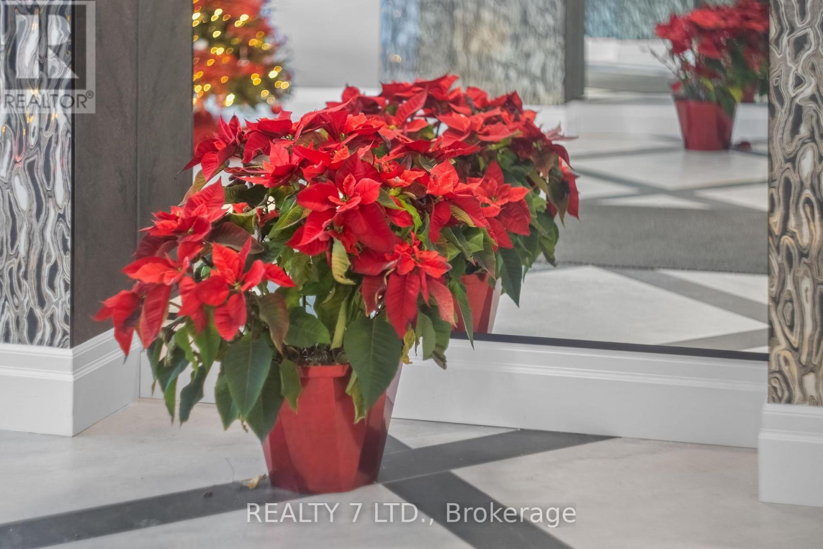 303 - 175 Cedar Avenue, Richmond Hill, ON - Outdoor