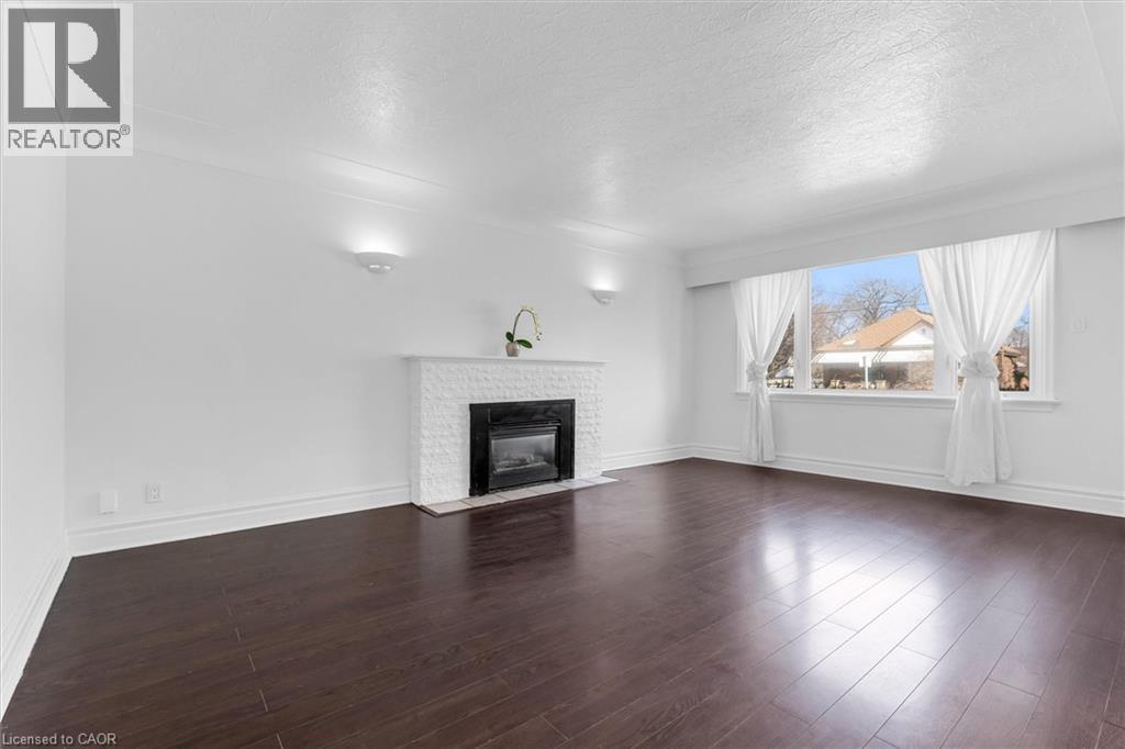 40 West 3Rd Street, Hamilton, ON - Indoor Photo Showing Living Room With Fireplace