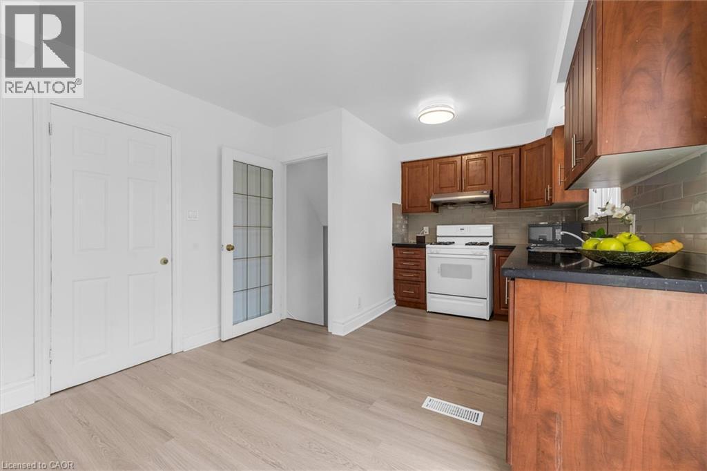 40 West 3Rd Street, Hamilton, ON - Indoor Photo Showing Kitchen