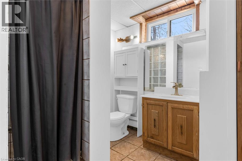 40 West 3Rd Street, Hamilton, ON - Indoor Photo Showing Bathroom