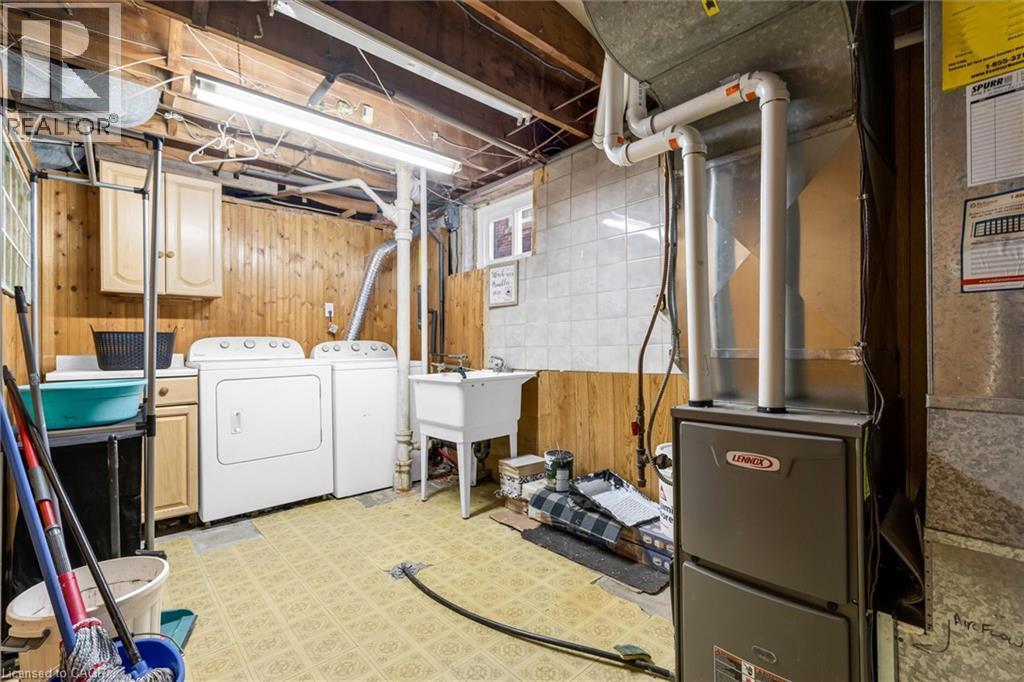 40 West 3Rd Street, Hamilton, ON - Indoor Photo Showing Laundry Room