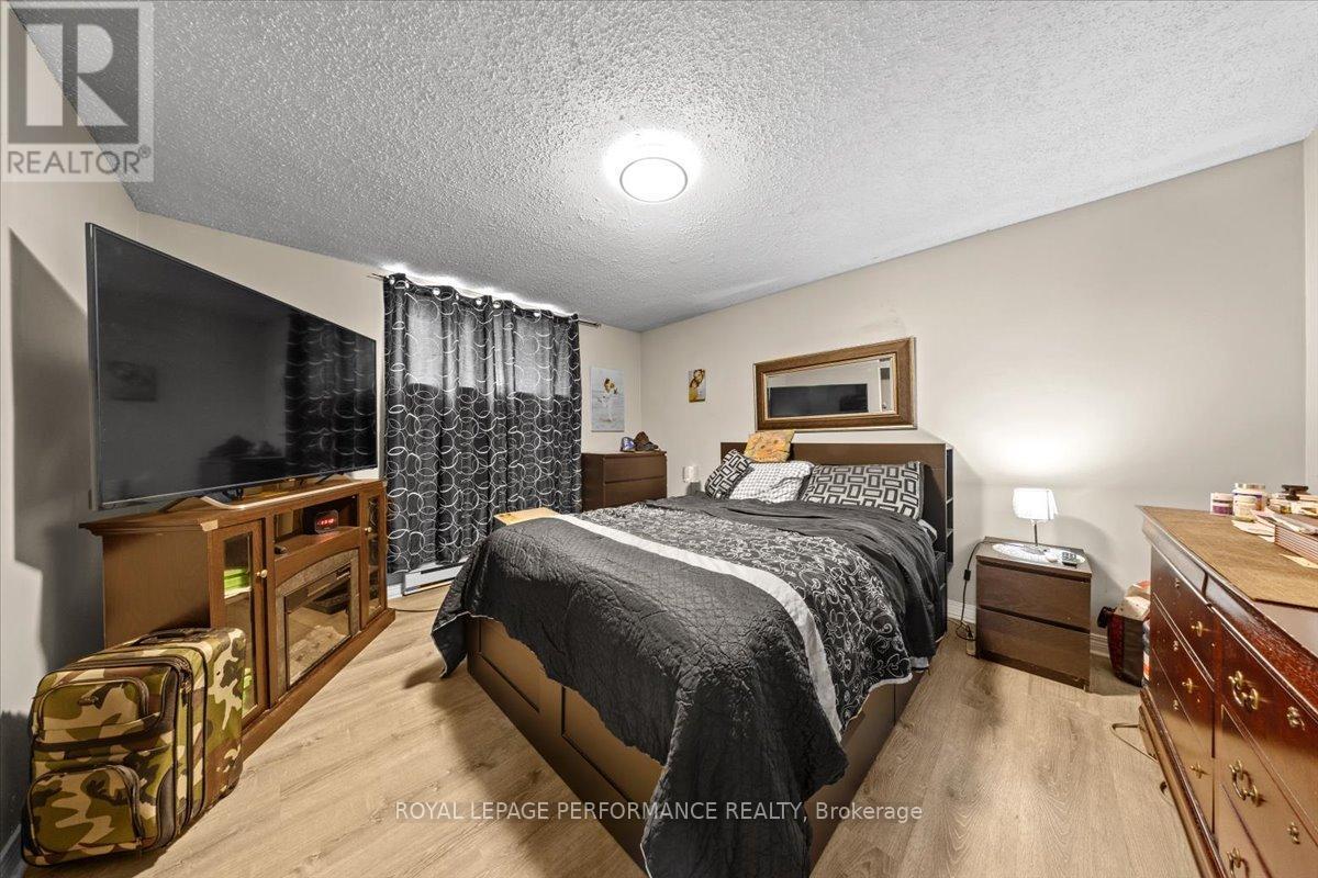 1702 Russell Road, Ottawa, ON - Indoor Photo Showing Bedroom