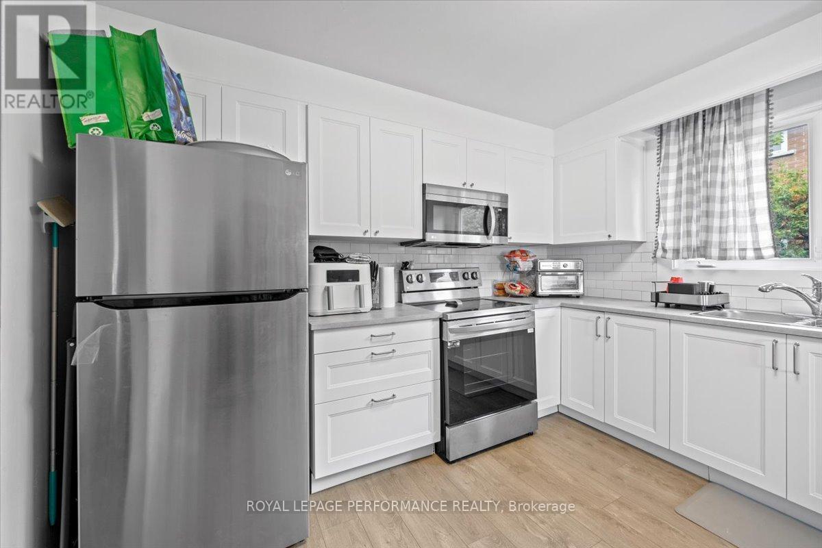 1702 Russell Road, Ottawa, ON - Indoor Photo Showing Kitchen With Upgraded Kitchen