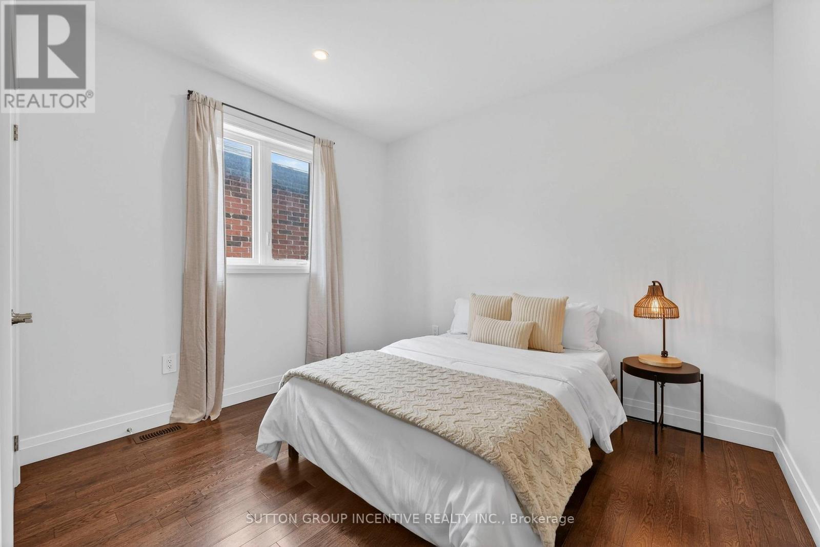 142 Ritchie Crescent, Springwater, ON - Indoor Photo Showing Bedroom