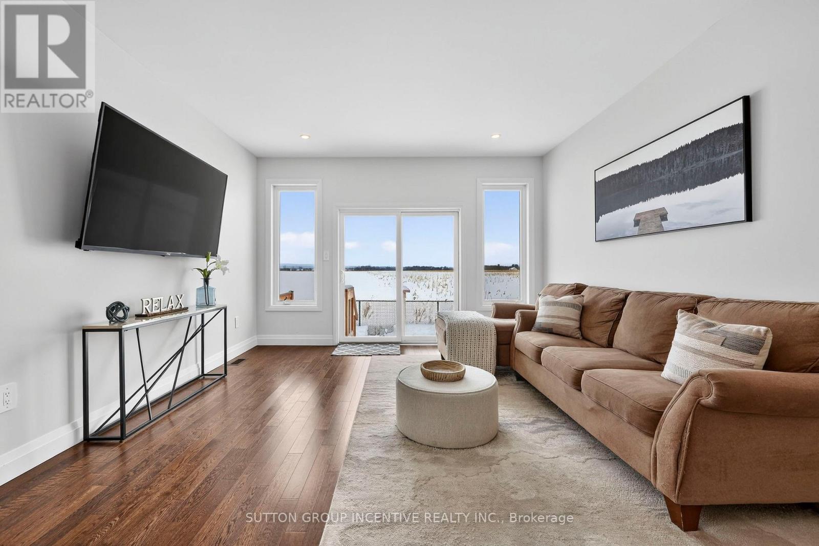 142 Ritchie Crescent, Springwater, ON - Indoor Photo Showing Living Room