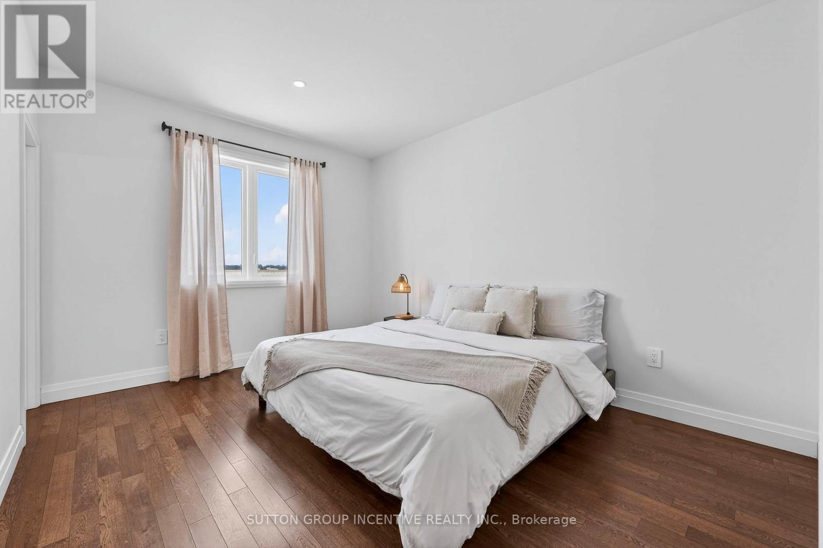 142 Ritchie Crescent, Springwater, ON - Indoor Photo Showing Bedroom