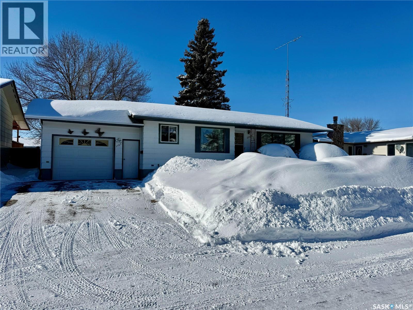 1107 Centennial Way, Humboldt, SK - Outdoor With Facade