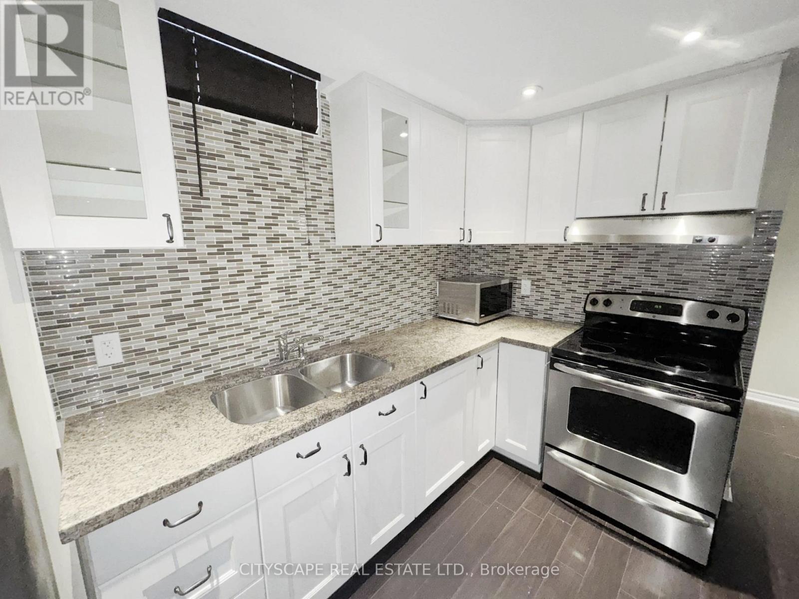 Basement Kitchen - 5476 Freshwater Drive, Mississauga, ON - Indoor Photo Showing Kitchen With Double Sink With Upgraded Kitchen