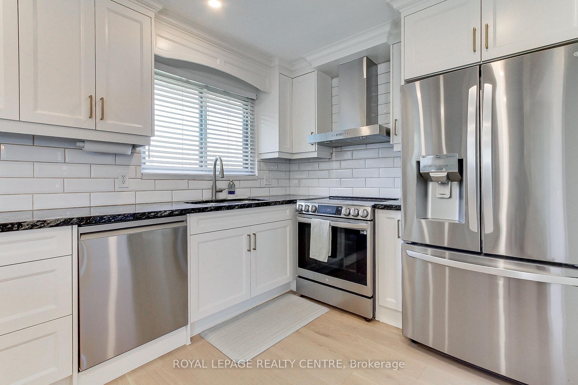 2039 Davebrook Road, Mississauga, ON - Indoor Photo Showing Kitchen With Stainless Steel Kitchen With Upgraded Kitchen