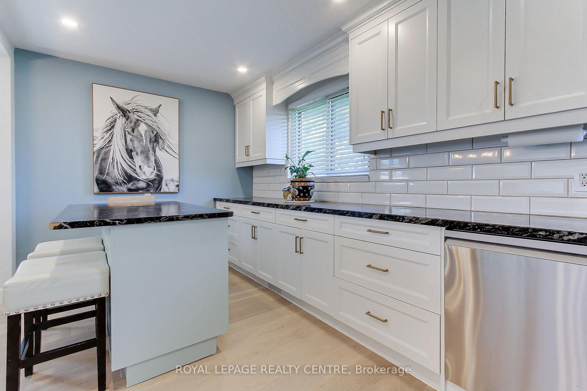 2039 Davebrook Road, Mississauga, ON - Indoor Photo Showing Kitchen With Upgraded Kitchen