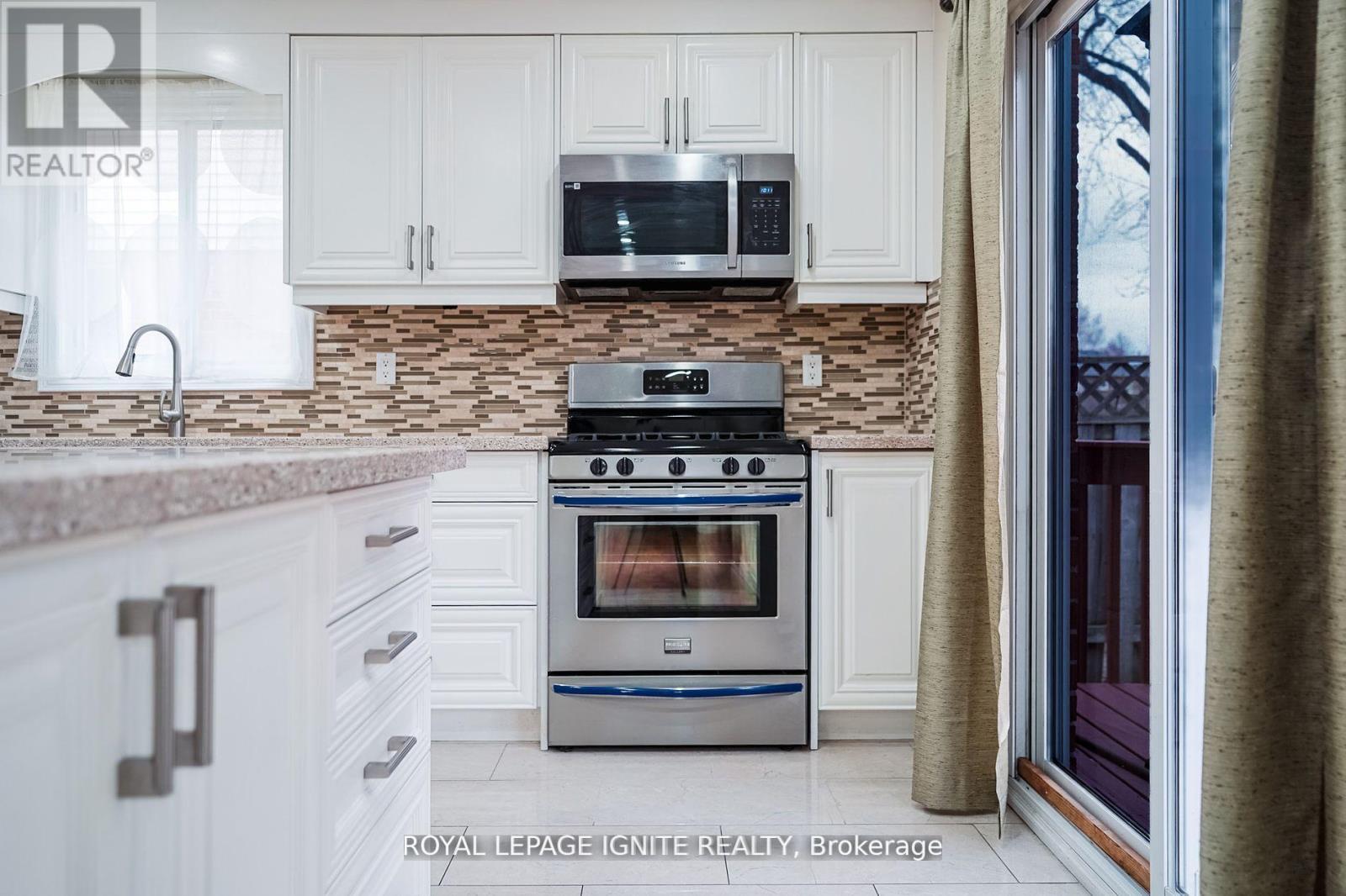 265 Wright Crescent, Ajax, ON - Indoor Photo Showing Kitchen With Upgraded Kitchen