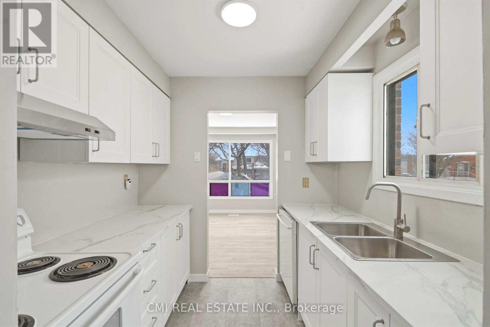 47 Carter Drive, Brampton, ON - Indoor Photo Showing Kitchen With Double Sink