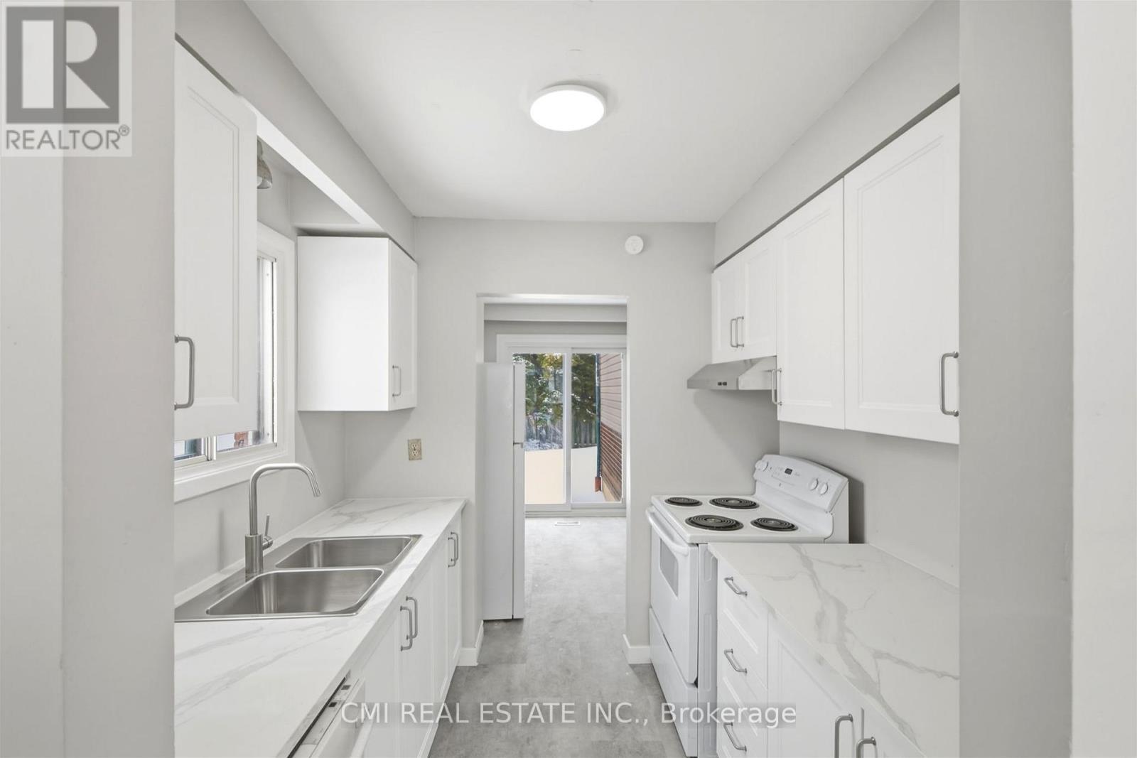47 Carter Drive, Brampton, ON - Indoor Photo Showing Kitchen With Double Sink