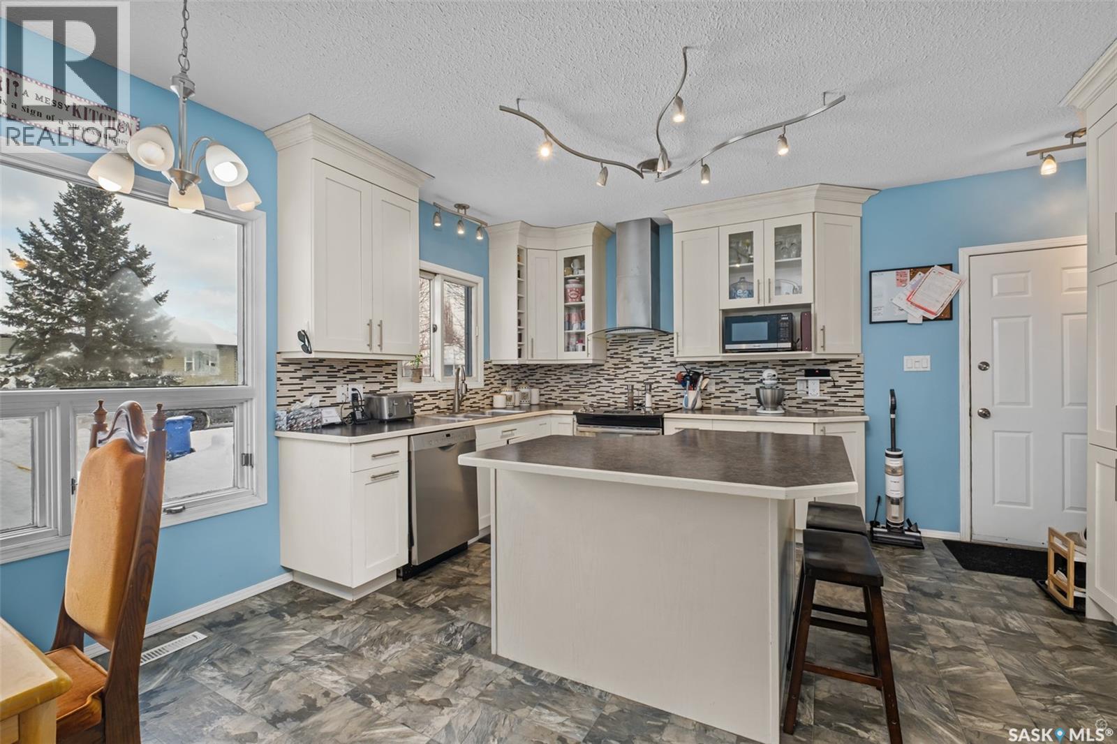 1723 Allbright Crescent, Prince Albert, SK - Indoor Photo Showing Kitchen With Upgraded Kitchen