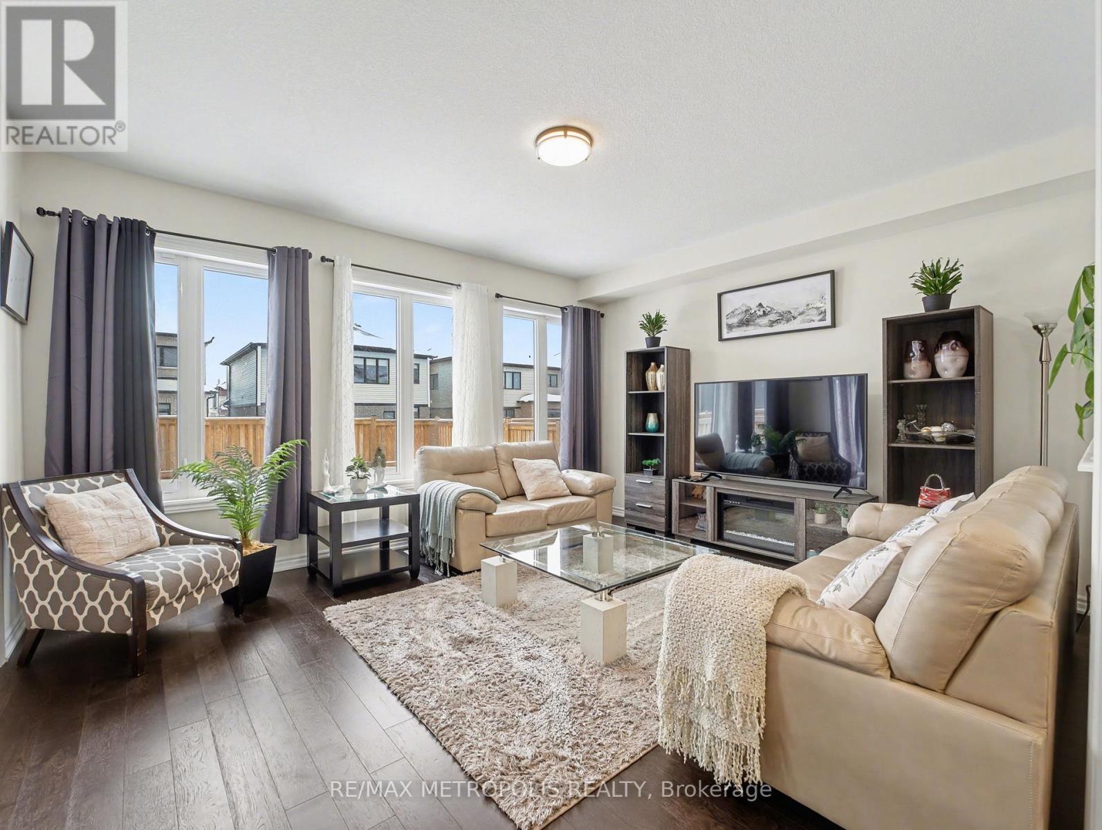 9 Frontier Drive, Thorold, ON - Indoor Photo Showing Living Room