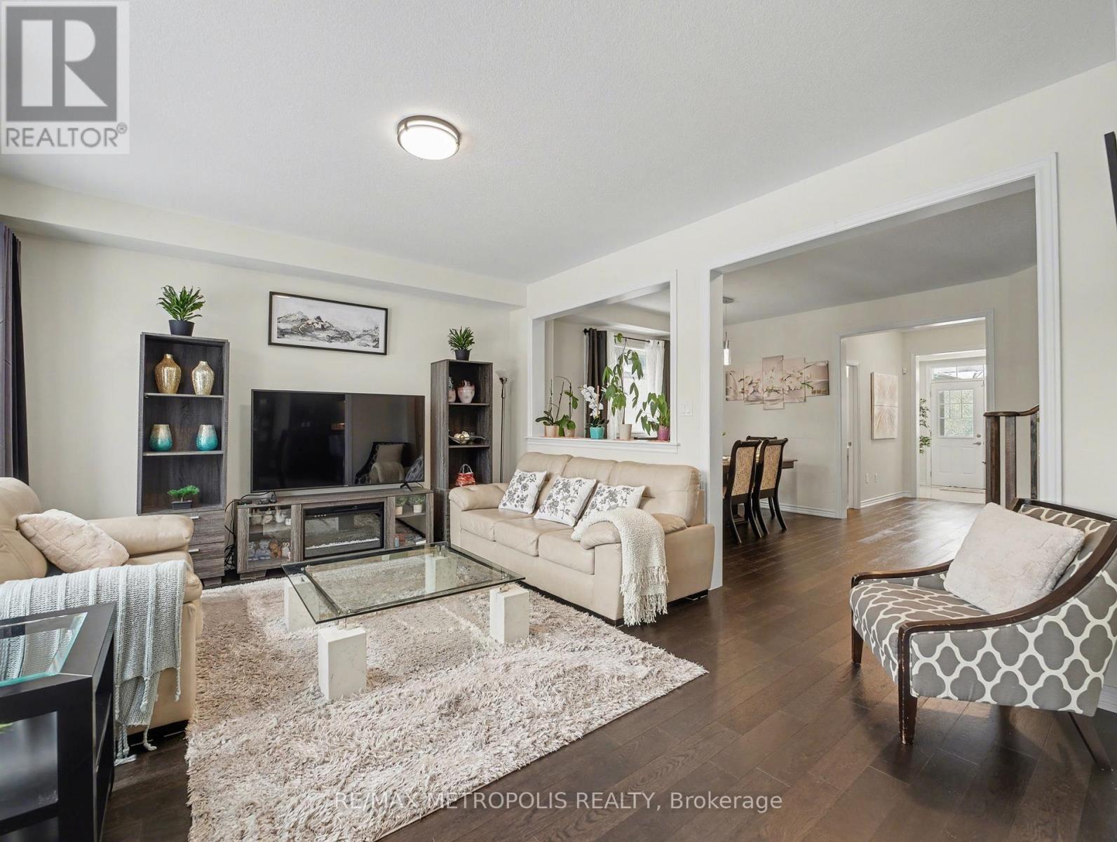 9 Frontier Drive, Thorold, ON - Indoor Photo Showing Living Room