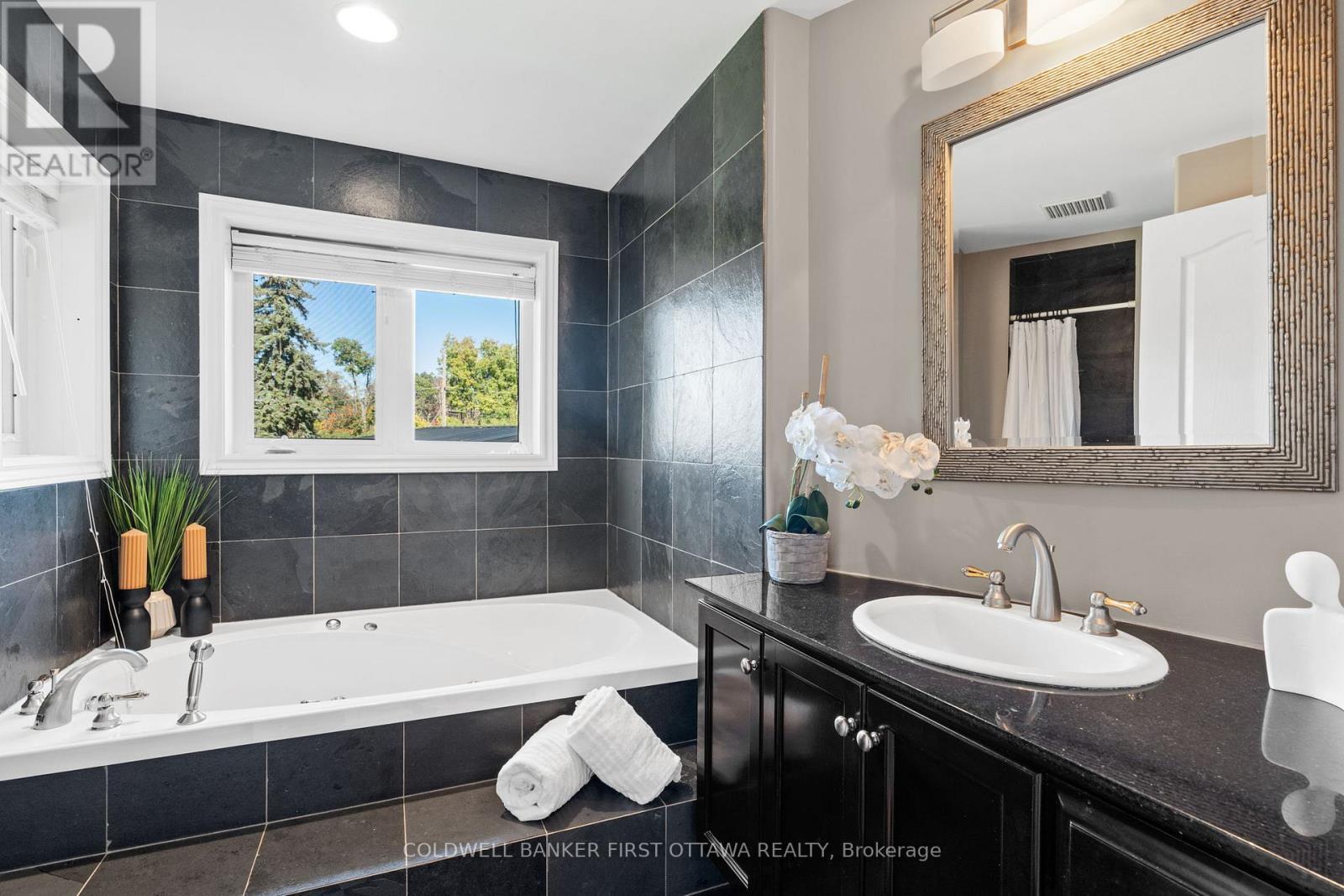 358 River Road, Ottawa, ON - Indoor Photo Showing Bathroom