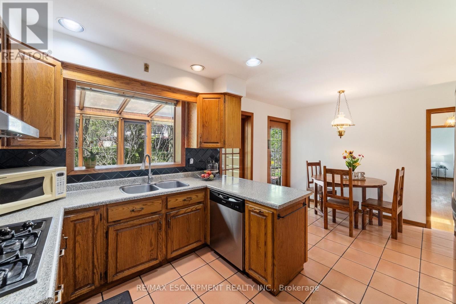 1411 Beaufort Drive, Burlington, ON - Indoor Photo Showing Kitchen With Double Sink