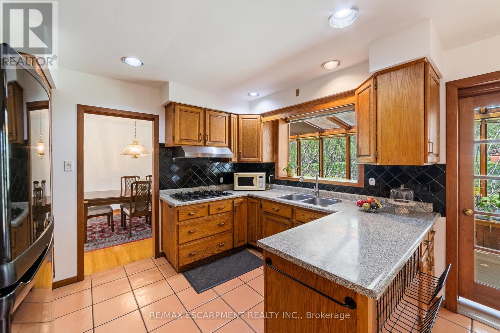 1411 Beaufort Drive, Burlington, ON - Indoor Photo Showing Kitchen With Double Sink