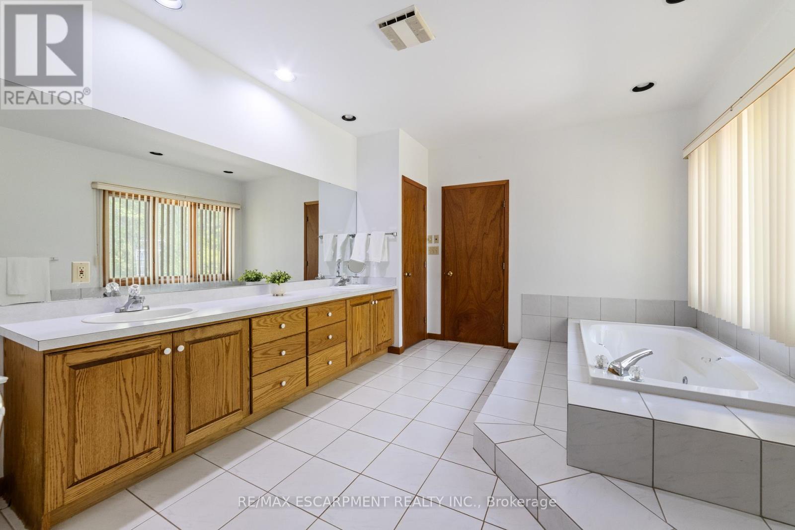 1411 Beaufort Drive, Burlington, ON - Indoor Photo Showing Bathroom